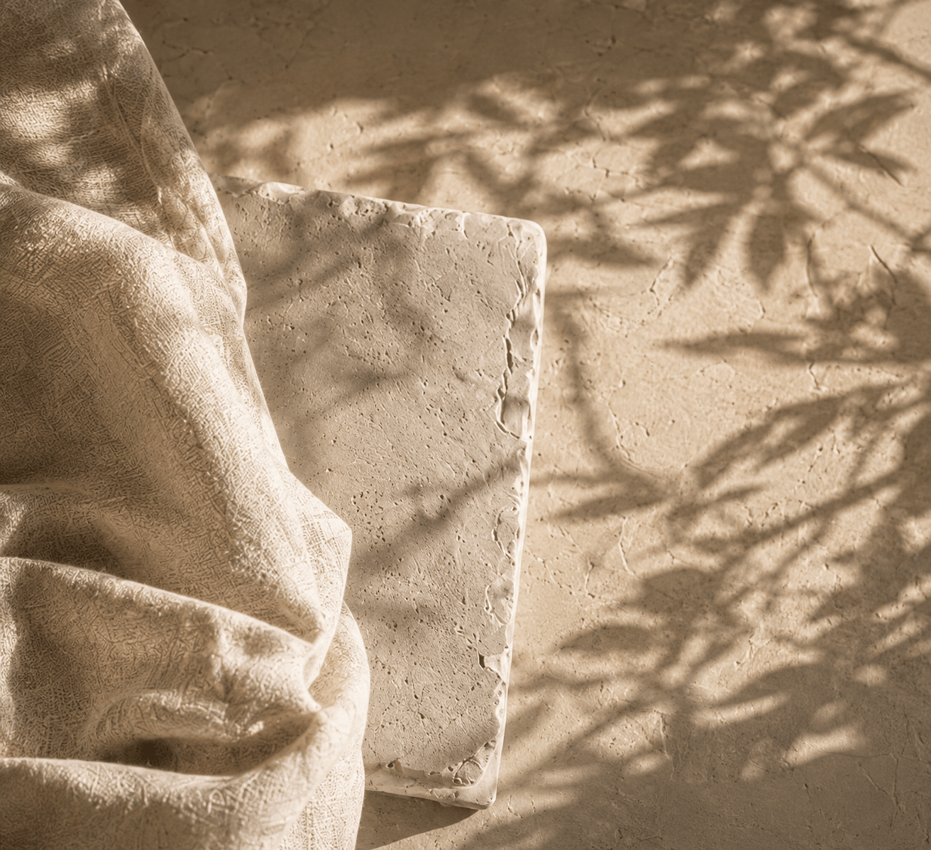 Texture de lin et ombres de feuillage